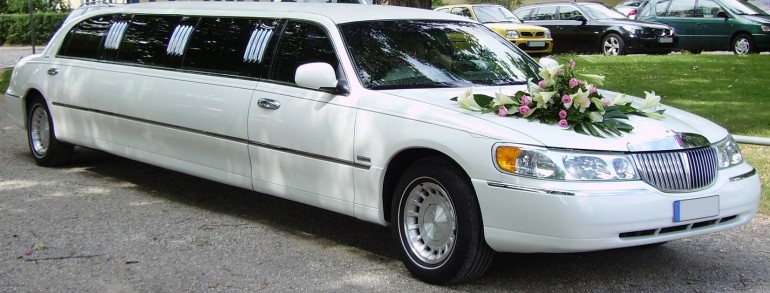 Lincoln_Town_Car_limousine_wedding_car-770x293